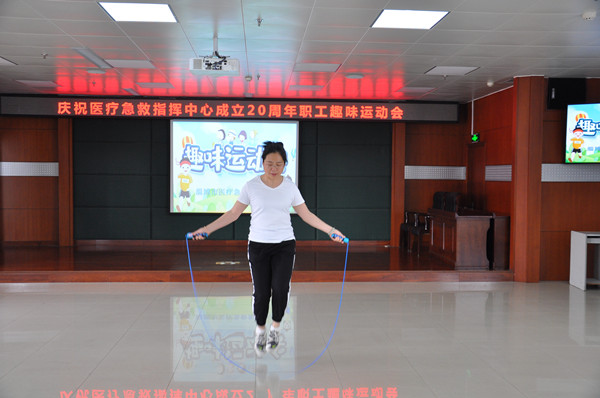 选 手参加跳绳比赛_副本.jpg