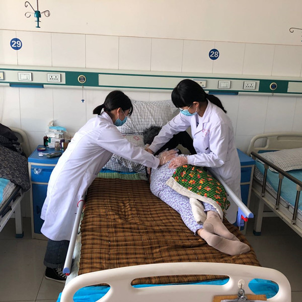 护士帮患者翻身.jpg
