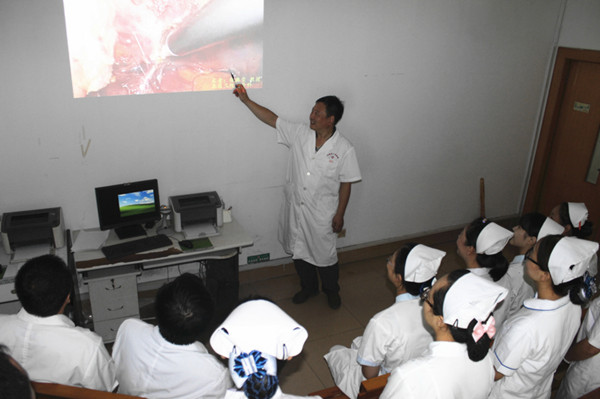 图为普外科张主任为科室人员讲解手术 (1)_副本.jpg