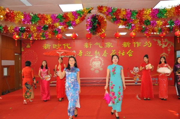 资深美女们带来的旗袍秀《水乡新娘》1