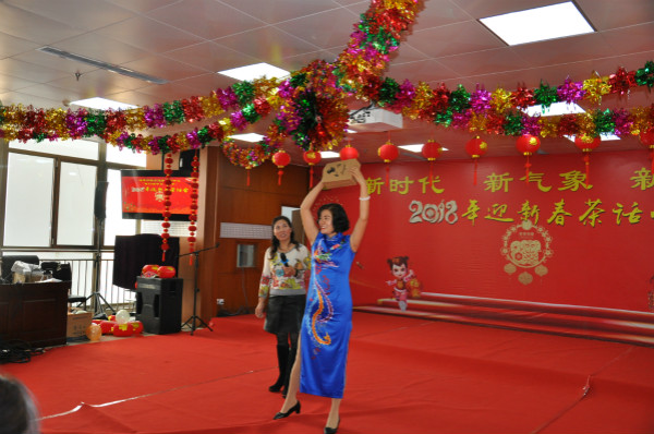 吕伟华的魔术《空箱出宝》