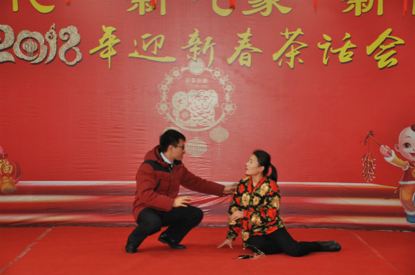 调度科侯宗云、张之才等的小品《扶不扶》