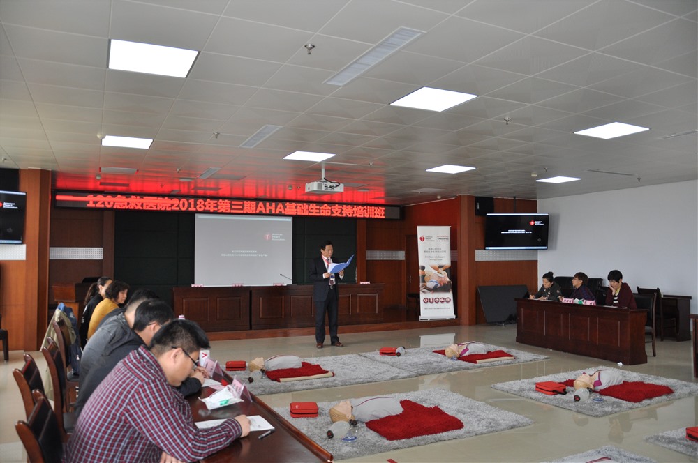 中心主任郭平导师为学员们授课