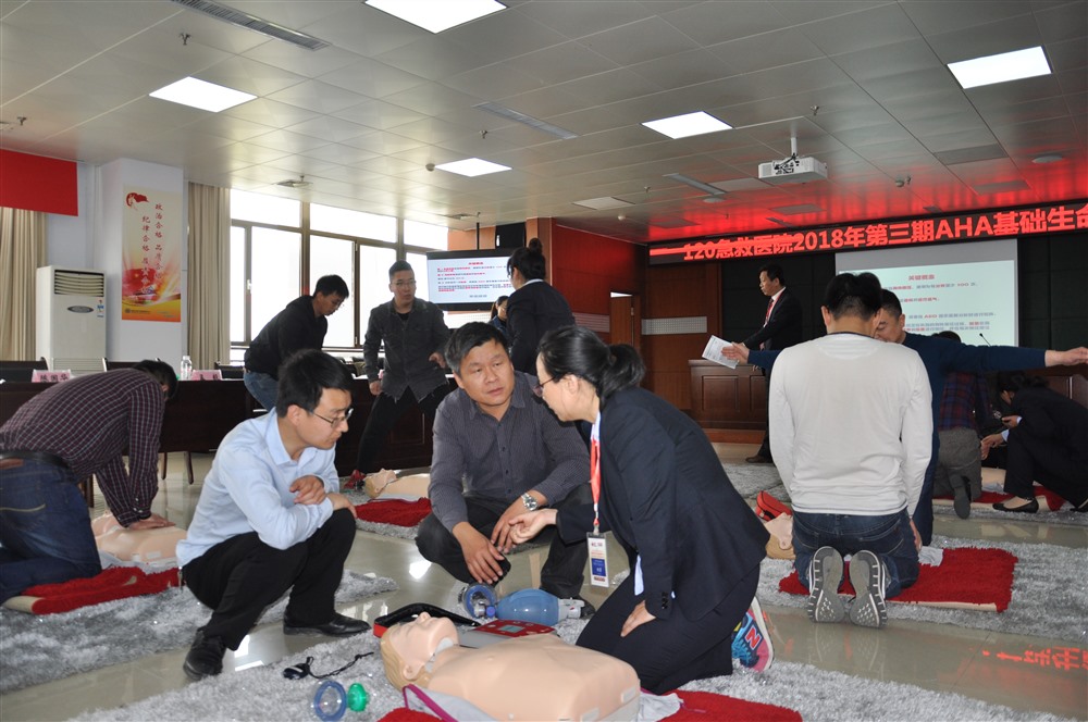 刘彦导师为学员们讲解心肺复苏术