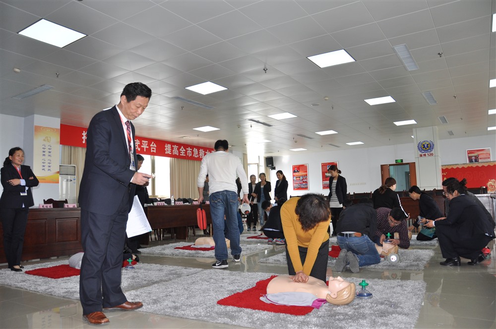 中心主任郭平导师为学员们指导心肺复苏术的操作 (3)