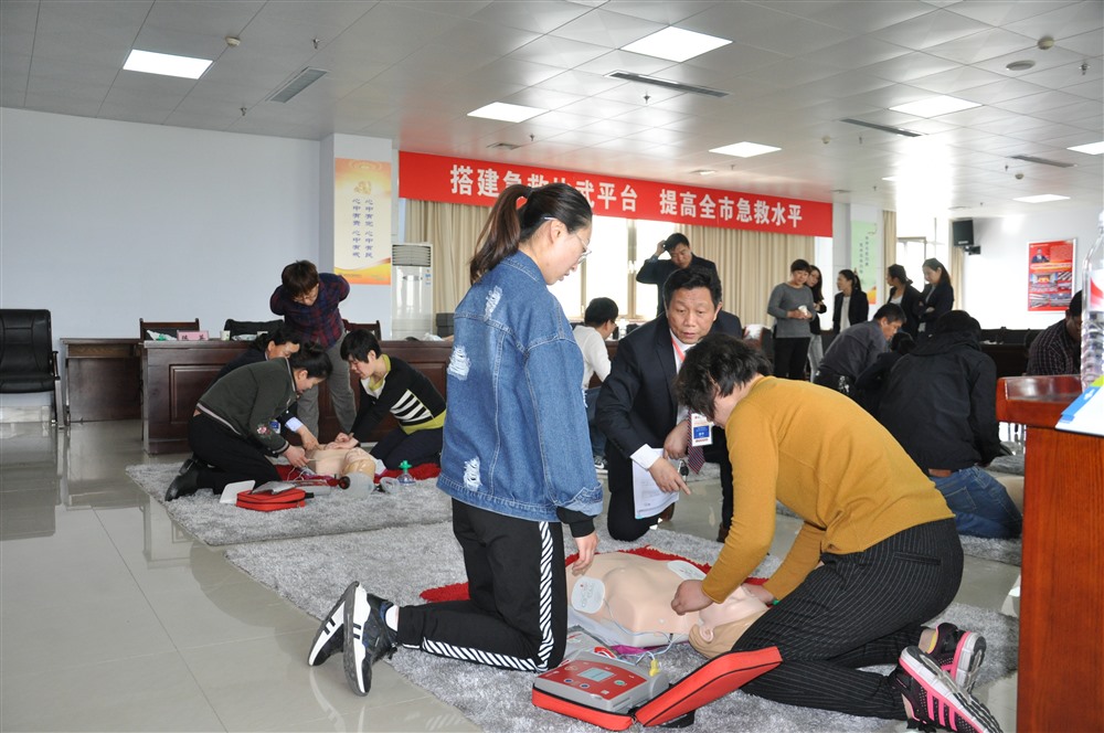 中心主任郭平导师指导学员们进行心肺复苏术的操作