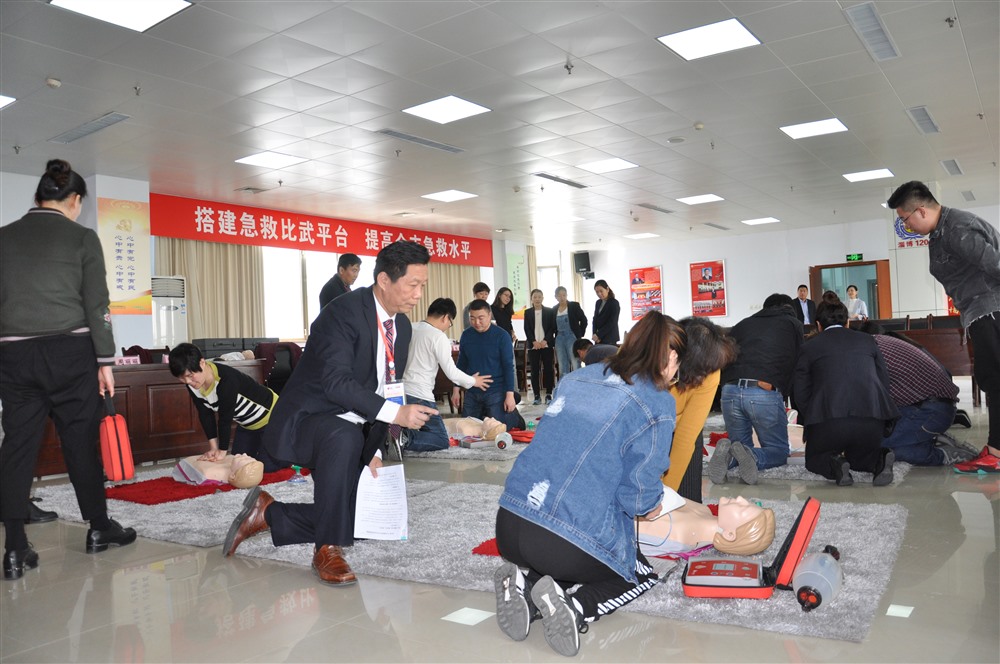 中心主任郭平导师为学员们指导心肺复苏术的操作